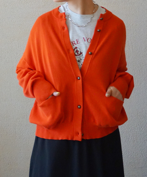 JOURNAL STANDARD LUXE（ジャーナルスタンダード　ラックス）の「ハイツイストテンジク クルーネックカーディガン（ニット/セーター・レディース・ブラック/オレンジ/ブルー/グレー・FREE）」の4枚目の写真