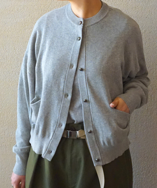 JOURNAL STANDARD LUXE（ジャーナルスタンダード　ラックス）の「ハイツイストテンジク クルーネックカーディガン（ニット/セーター・レディース・ブラック/オレンジ/ブルー/グレー・FREE）」の14枚目の写真