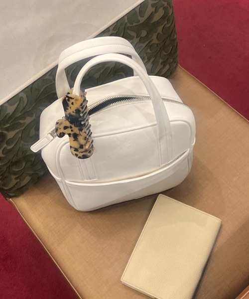 GIUNON(ジウノン)の「smooth square pocket bag / スムーススクエアポケットバッグ(ハンドバッグ・レディース・ブラック/ホワイト/ブラウン・FREE)」の1枚目の写真
