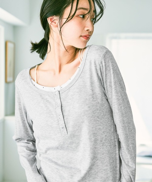 niko and...(ニコアンド)の「ヘンリーネックレイヤードTシャツ(Tシャツ/カットソー・レディース・ベージュ/ネイビー/グレー/チャコール/ブラック/サンドグレー/アイボリー/ブラウン・FREE)」の15枚目の写真