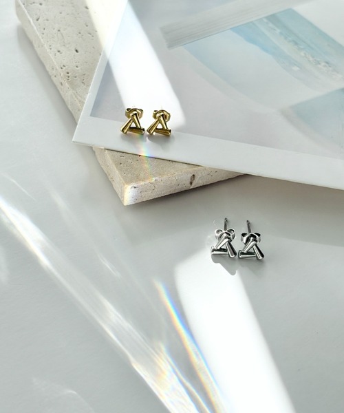 ciite' surgical stainless(シーテサージカルステンレス)の「【金属アレルギー対応】トライアングルピアス(両耳用) サージカルステンレス(ピアス(両耳用)・レディース・シルバー/ゴールド・FREE)」の3枚目の写真