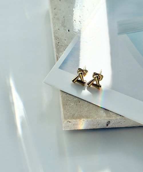 ciite' surgical stainless(シーテサージカルステンレス)の「【金属アレルギー対応】トライアングルピアス(両耳用) サージカルステンレス(ピアス(両耳用)・レディース・シルバー/ゴールド・FREE)」の4枚目の写真