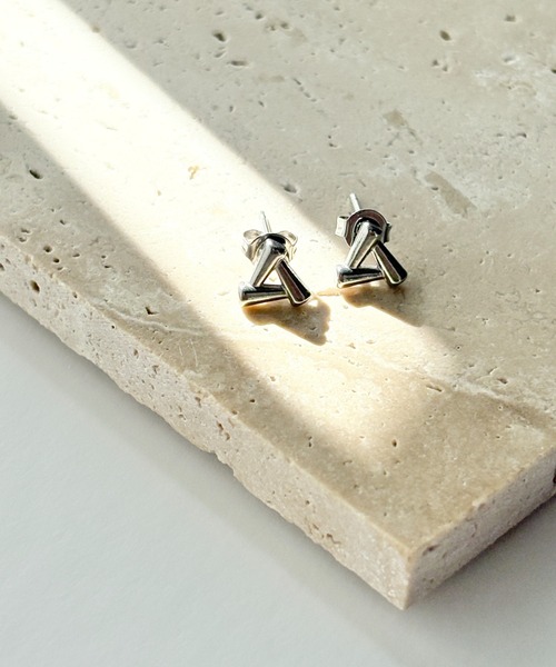 ciite' surgical stainless(シーテサージカルステンレス)の「【金属アレルギー対応】トライアングルピアス(両耳用) サージカルステンレス(ピアス(両耳用)・レディース・シルバー/ゴールド・FREE)」の8枚目の写真