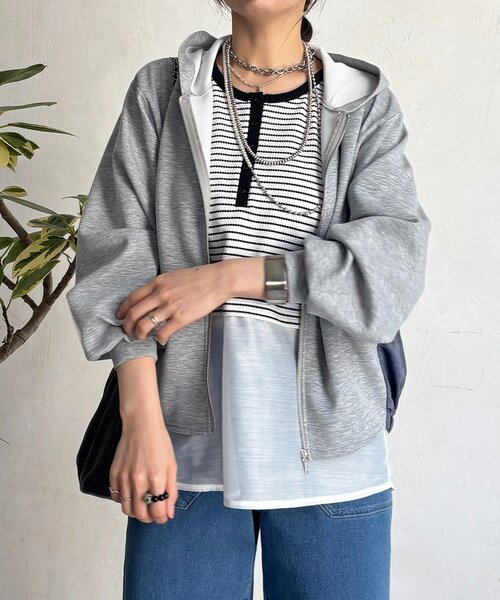 un dix cors（アンディコール）の「異素材バック切替パーカー（パーカー・レディース・ベージュ/ブラック/グレー・FREE）」の2枚目の写真