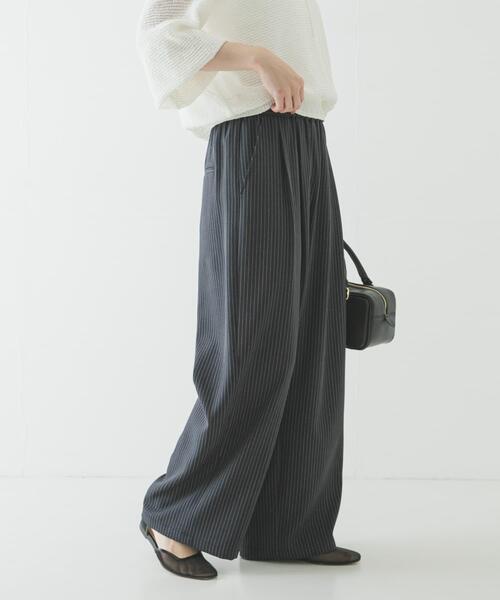URBAN RESEARCH（アーバンリサーチ）の「『3サイズ展開』『イージーケア』タックギャザーストレートパンツ（その他パンツ・レディース・ベージュ/ブラウン/チャコールグレー/ストライプ・36/40/38）」の4枚目の写真