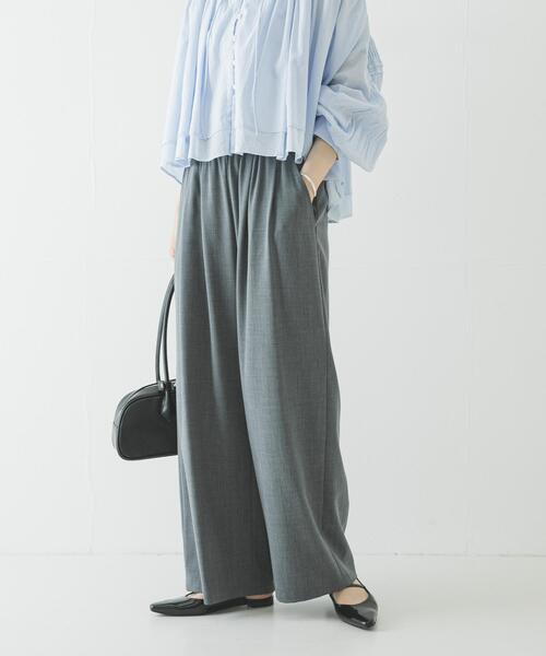 URBAN RESEARCH（アーバンリサーチ）の「『3サイズ展開』『イージーケア』タックギャザーストレートパンツ（その他パンツ・レディース・ベージュ/ブラウン/チャコールグレー/ストライプ・36/40/38）」の2枚目の写真