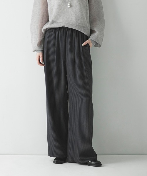 URBAN RESEARCH(アーバンリサーチ)の「タックギャザーストレートパンツ(その他パンツ・レディース・ベージュ/ブラウン/チャコールグレー/ストライプ・36/40/38)」の4枚目の写真