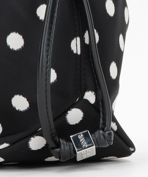 GANNI(ガニー)の「GANNI/ガニー Pouch Printed Nylon / B3010068 / ドット柄 ナイロン キンチャク ミニバッグ(ハンドバッグ・レディース・ブラック・ONE SIZE)」の6枚目の写真