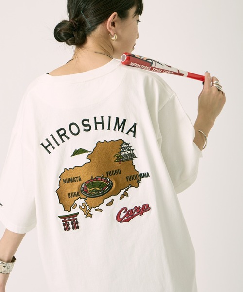 JEANS FACTORY （ジーンズファクトリー）の「[広島東洋カープ×JEANS FACTORY] バック刺繍ロゴ コラボレーションTシャツ【追加】（Tシャツ/カットソー・レディース・ホワイト/ホワイト系その他/レッド系その他/レッド・XL/L/M/S）」の2枚目の写真