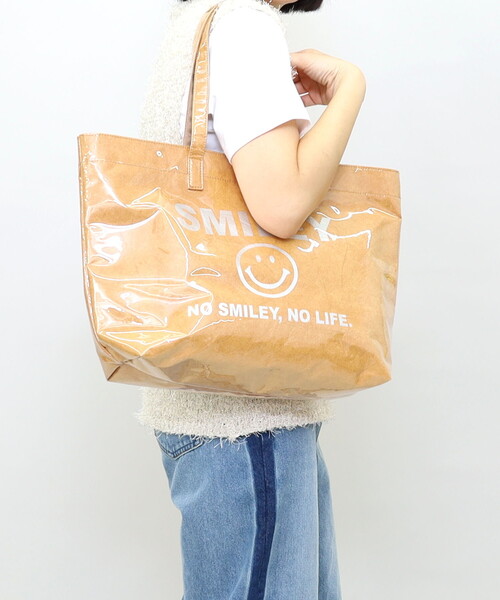COOCO(クーコ)の「【SMILEY×COOCO】 PVCxペーパービッグトートバッグ/A4対応(トートバッグ・レディース・グレー/キャメル/オフホワイト・FREE)」の3枚目の写真