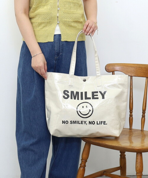 COOCO(クーコ)の「【SMILEY×COOCO】 PVCxペーパービッグトートバッグ/A4対応(トートバッグ・レディース・グレー/キャメル/オフホワイト・FREE)」の1枚目の写真