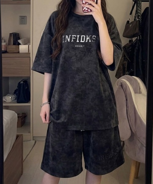 SHEPP(シープ)の「【UNISEX】ヴィンテージライク フェード加工 カレッジロゴ刺繍 ビッグシルエット セットアップ(Tシャツ/カットソー・メンズ・ブラック/ホワイト・M/L)」の1枚目の写真