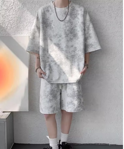 SHEPP(シープ)の「【UNISEX】ヴィンテージライク フェード加工 カレッジロゴ刺繍 ビッグシルエット セットアップ(Tシャツ/カットソー・メンズ・ブラック/ホワイト・M/L)」の5枚目の写真