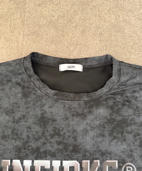SHEPP(シープ)の「【UNISEX】ヴィンテージライク フェード加工 カレッジロゴ刺繍 ビッグシルエット セットアップ(Tシャツ/カットソー・メンズ・ブラック/ホワイト・M/L)」の12枚目の写真