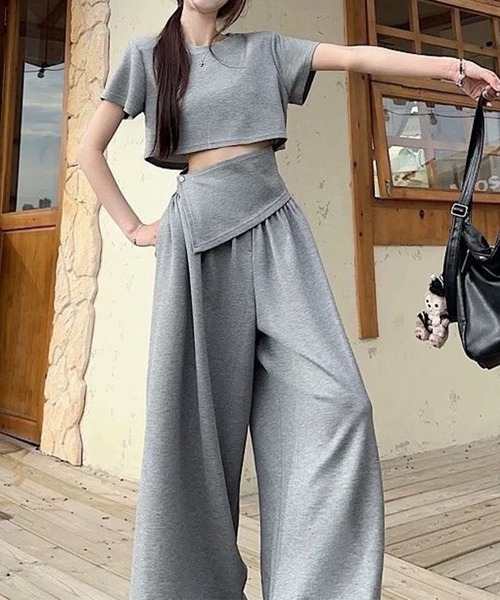 GLAMOROUS JANE(グラマラスジェーン)の「クロップド丈デザインTシャツ×ワイドパンツ 2点セットアップ(セットアップ・レディース・グレー/ブラック・M/L)」の5枚目の写真