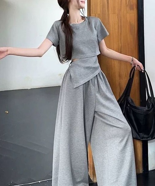 GLAMOROUS JANE(グラマラスジェーン)の「クロップド丈デザインTシャツ×ワイドパンツ 2点セットアップ(セットアップ・レディース・グレー/ブラック・M/L)」の6枚目の写真