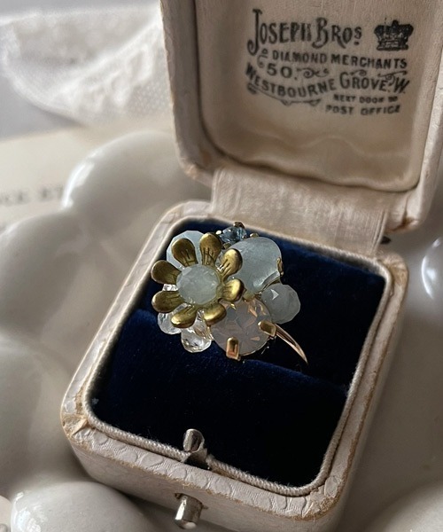 tone（トーン）の「【mallelabrocante/マルラブロカント】サージカルステンレス　天然石と真鍮フラワーのbijouリング/金属アレルギー対応/クンツァイト、アクアマリン（リング・レディース・ピンク/サックスブルー・FREE）」の4枚目の写真