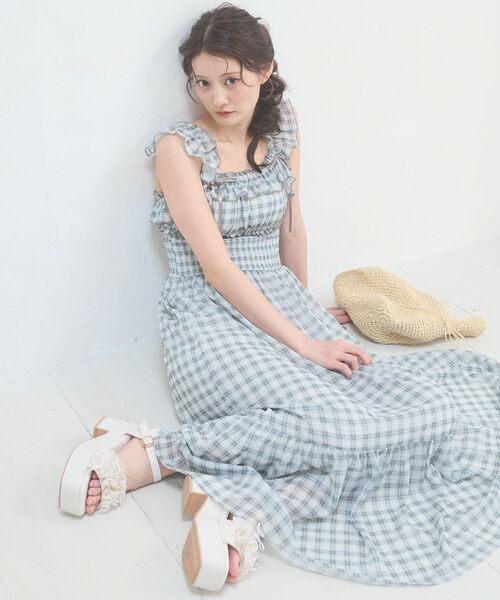 MAJESTIC LEGON(マジェスティックレゴン)の「ショルダーフリルキャミワンピース(ワンピース・レディース・オフホワイト/グレー/アイボリー/ミント・MEDIUM/SMALL)」の3枚目の写真