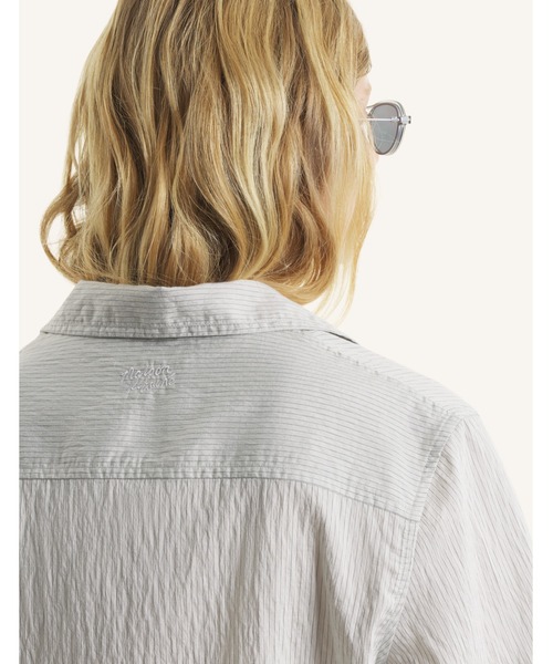 Maison Kitsune(メゾンキツネ)の「STRIPED RESORT SHIRT(シャツ/ブラウス・レディース・グレー/ブラウン・38/36/34)」の9枚目の写真