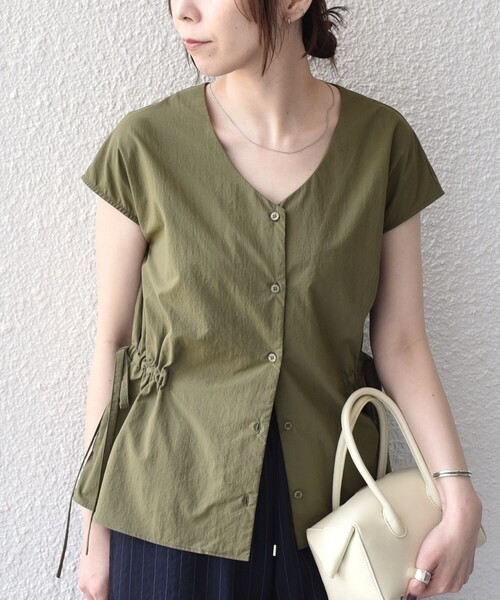 SHIPS Colors（シップス カラーズ）の「SHIPS Colors:〈接触冷感・UVカット・透湿〉ファンクション ギャザー ブラウス◇（シャツ/ブラウス・レディース・オリーブ/ネイビー/ベージュ・ONE SIZE）」の3枚目の写真