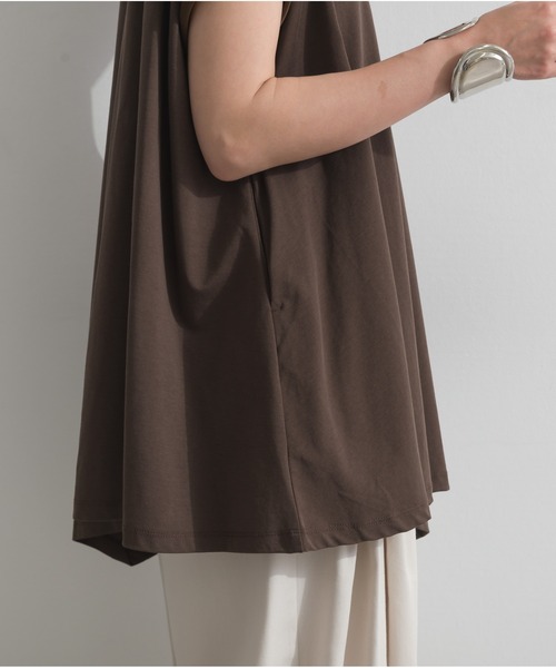 OandI(オーアンドアイ)の「サテン部分使いアシメチュニックTシャツ(Tシャツ/カットソー・レディース・チャコール/ブラウン・M)」の5枚目の写真