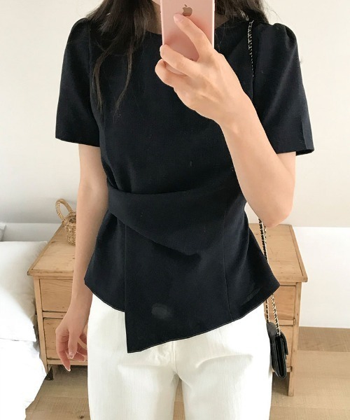 Aelina（エリナ）の「パフスリーブイレギュラートップス（Tシャツ/カットソー・レディース・ブラック/ベージュ・FREE）」の2枚目の写真