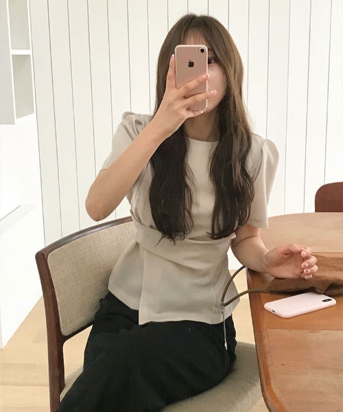 Aelina（エリナ）の「パフスリーブイレギュラートップス（Tシャツ/カットソー・レディース・ブラック/ベージュ・FREE）」の3枚目の写真