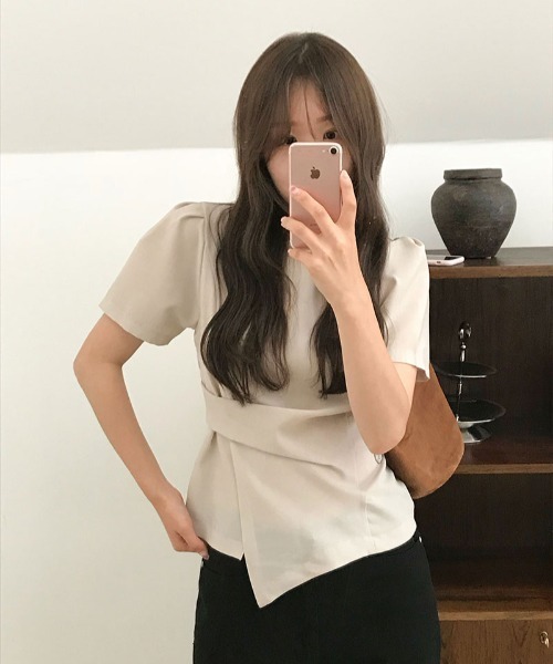 Aelina（エリナ）の「パフスリーブイレギュラートップス（Tシャツ/カットソー・レディース・ブラック/ベージュ・FREE）」の4枚目の写真