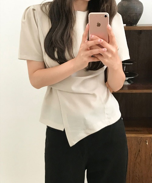 Aelina（エリナ）の「パフスリーブイレギュラートップス（Tシャツ/カットソー・レディース・ブラック/ベージュ・FREE）」の5枚目の写真