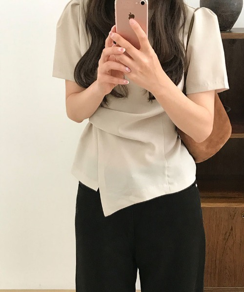 Aelina（エリナ）の「パフスリーブイレギュラートップス（Tシャツ/カットソー・レディース・ブラック/ベージュ・FREE）」の6枚目の写真