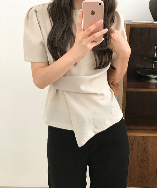 Aelina（エリナ）の「パフスリーブイレギュラートップス（Tシャツ/カットソー・レディース・ブラック/ベージュ・FREE）」の7枚目の写真