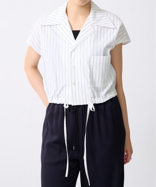 UJOH(ウジョー)の「【UJOH/ウジョー】Open Collar Cropped Shirt/オープンカラークロップドシャツ(シャツ/ブラウス・レディース・ホワイト・2)」の1枚目の写真