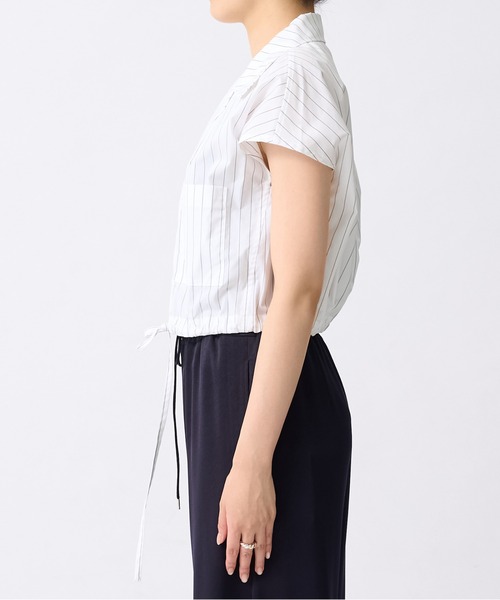 UJOH(ウジョー)の「【UJOH/ウジョー】Open Collar Cropped Shirt/オープンカラークロップドシャツ(シャツ/ブラウス・レディース・ホワイト・2)」の4枚目の写真