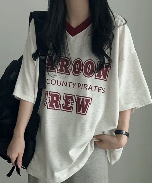 VIVID LADY(ビビッドレディー)の「カレッジロゴ Vネック 半袖Tシャツ(Tシャツ/カットソー・レディース・ブラック/グリーン/ライトベージュ・FREE)」の1枚目の写真