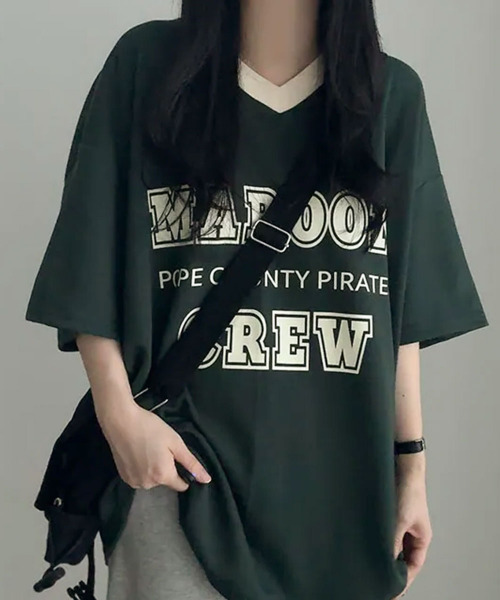 VIVID LADY(ビビッドレディー)の「カレッジロゴ Vネック 半袖Tシャツ(Tシャツ/カットソー・レディース・ブラック/グリーン/ライトベージュ・FREE)」の3枚目の写真