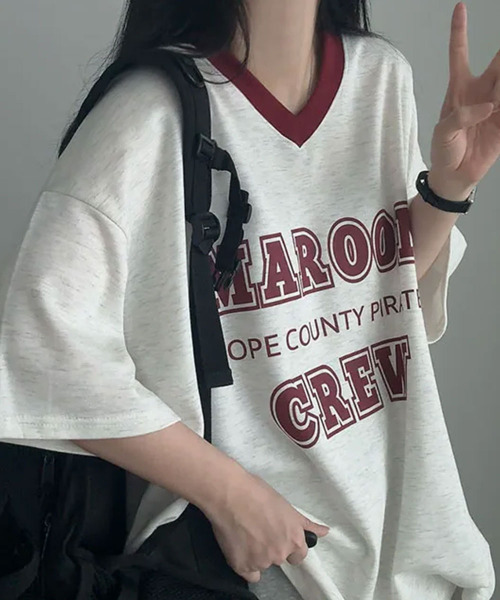 VIVID LADY(ビビッドレディー)の「カレッジロゴ Vネック 半袖Tシャツ(Tシャツ/カットソー・レディース・ブラック/グリーン/ライトベージュ・FREE)」の4枚目の写真