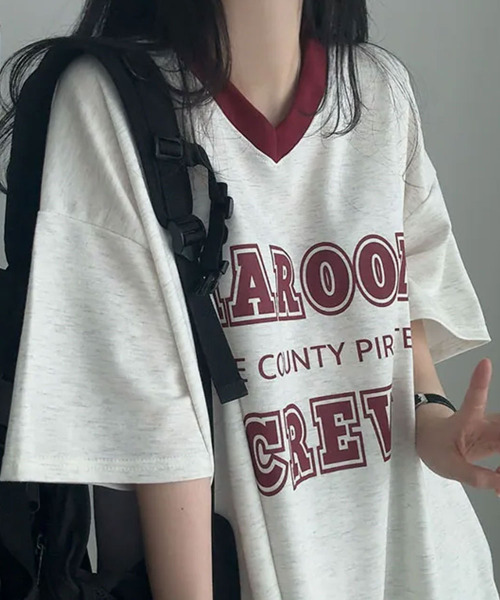 VIVID LADY(ビビッドレディー)の「カレッジロゴ Vネック 半袖Tシャツ(Tシャツ/カットソー・レディース・ブラック/グリーン/ライトベージュ・FREE)」の5枚目の写真