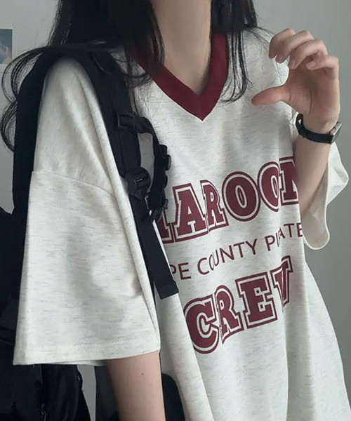 VIVID LADY(ビビッドレディー)の「カレッジロゴ Vネック 半袖Tシャツ(Tシャツ/カットソー・レディース・ブラック/グリーン/ライトベージュ・FREE)」の7枚目の写真