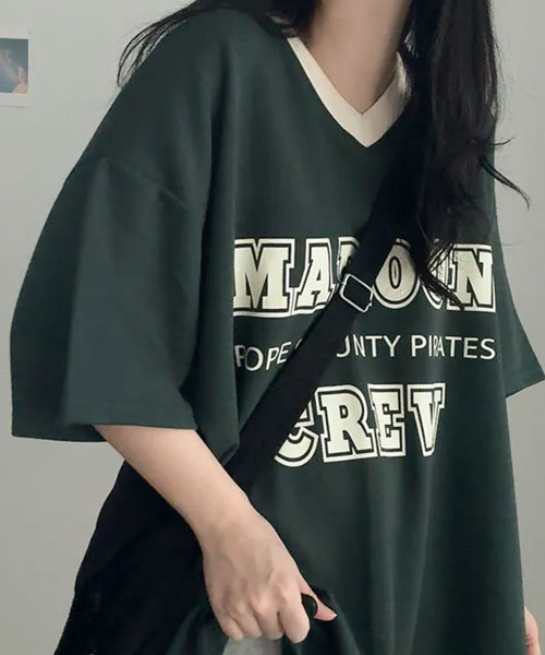 VIVID LADY(ビビッドレディー)の「カレッジロゴ Vネック 半袖Tシャツ(Tシャツ/カットソー・レディース・ブラック/グリーン/ライトベージュ・FREE)」の9枚目の写真