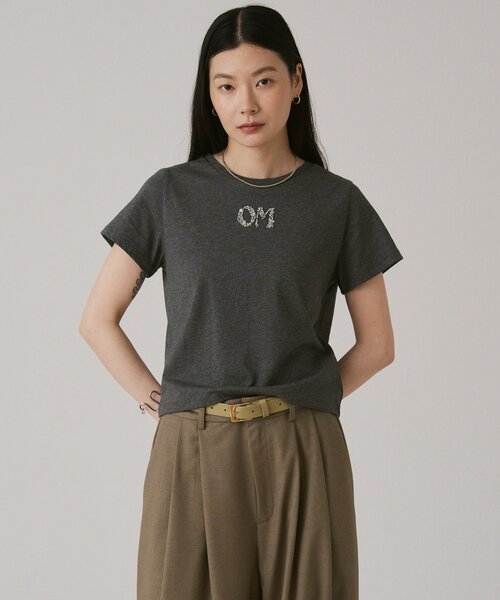 Omekashi(オメカシ)の「【スパンコールロゴがポイント◎】OMスパンコールロゴT(Tシャツ/カットソー・レディース・オフホワイト/チャコールグレー・FREE)」の8枚目の写真