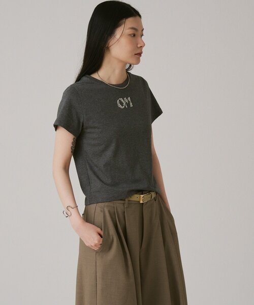 Omekashi(オメカシ)の「【スパンコールロゴがポイント◎】OMスパンコールロゴT(Tシャツ/カットソー・レディース・オフホワイト/チャコールグレー・FREE)」の9枚目の写真