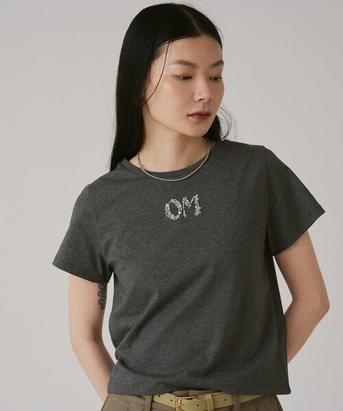 Omekashi(オメカシ)の「【スパンコールロゴがポイント◎】OMスパンコールロゴT(Tシャツ/カットソー・レディース・オフホワイト/チャコールグレー・FREE)」の11枚目の写真