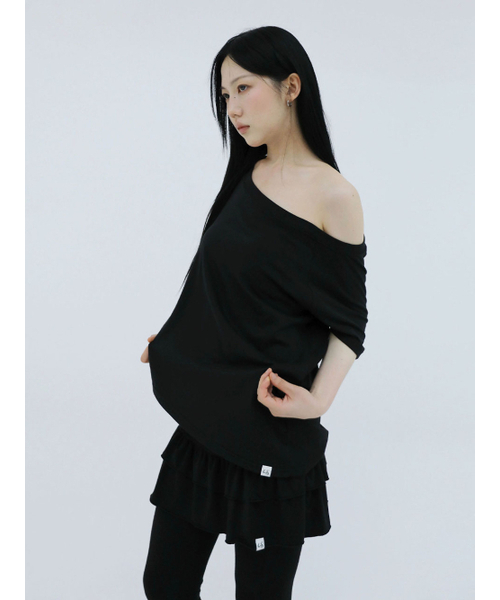 UGLY SHADOW(アグリーシャドウ)の「アンバランスボタンショルダートップス(ブラック)(Tシャツ/カットソー・レディース・その他・FREE)」の2枚目の写真