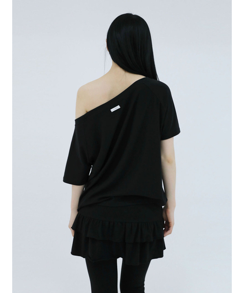 UGLY SHADOW(アグリーシャドウ)の「アンバランスボタンショルダートップス(ブラック)(Tシャツ/カットソー・レディース・その他・FREE)」の3枚目の写真