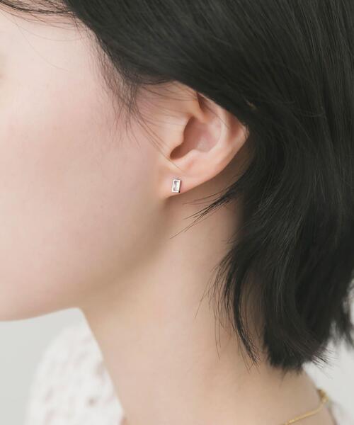 SMELLY(スメリー)の「ステンレスレクタングルプチビジューピアス(ピアス(両耳用)・レディース・ゴールド/シルバー・-)」の3枚目の写真