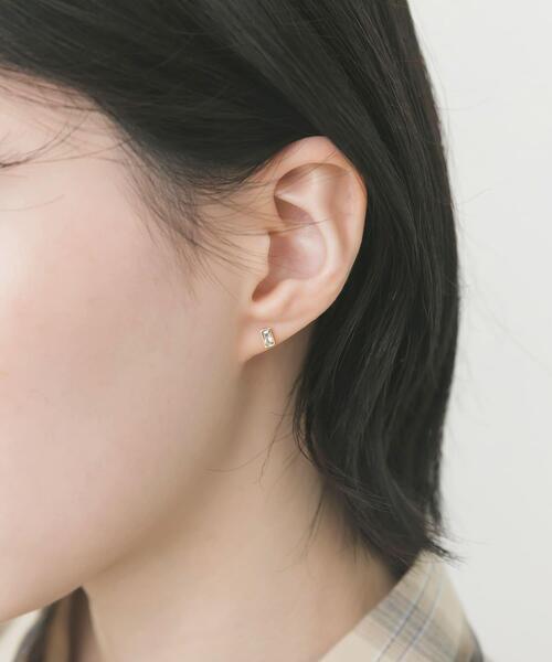 SMELLY(スメリー)の「ステンレスレクタングルプチビジューピアス(ピアス(両耳用)・レディース・ゴールド/シルバー・-)」の7枚目の写真