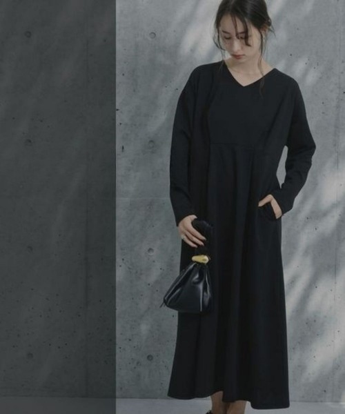 Soiunique（スワユニーク）の「ポンチ素材Ｖネックロングワンピース［Soiunique］（ワンピース・レディース・ブラック・S～Ｍ/L～LL）」の4枚目の写真