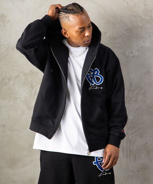 FUBU（ フブ）の「FUBU フブ M’S OG LOGO ZIP HOODIE/OGロゴジップフーディー（パーカー・メンズ・アッシュグレー/ブラウン/ブラック・L/M/XXL/XL）」の2枚目の写真