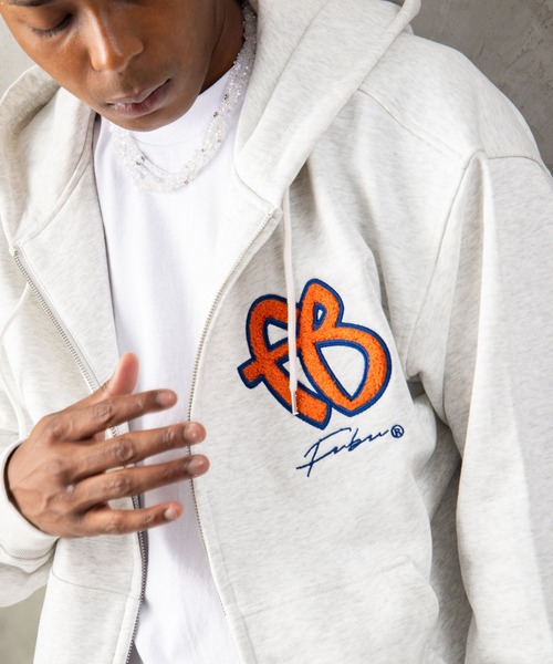 FUBU（ フブ）の「FUBU フブ M’S OG LOGO ZIP HOODIE/OGロゴジップフーディー（パーカー・メンズ・アッシュグレー/ブラウン/ブラック・L/M/XXL/XL）」の8枚目の写真