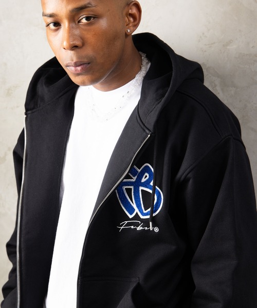 FUBU（ フブ）の「FUBU フブ M’S OG LOGO ZIP HOODIE/OGロゴジップフーディー（パーカー・メンズ・アッシュグレー/ブラウン/ブラック・L/M/XXL/XL）」の7枚目の写真
